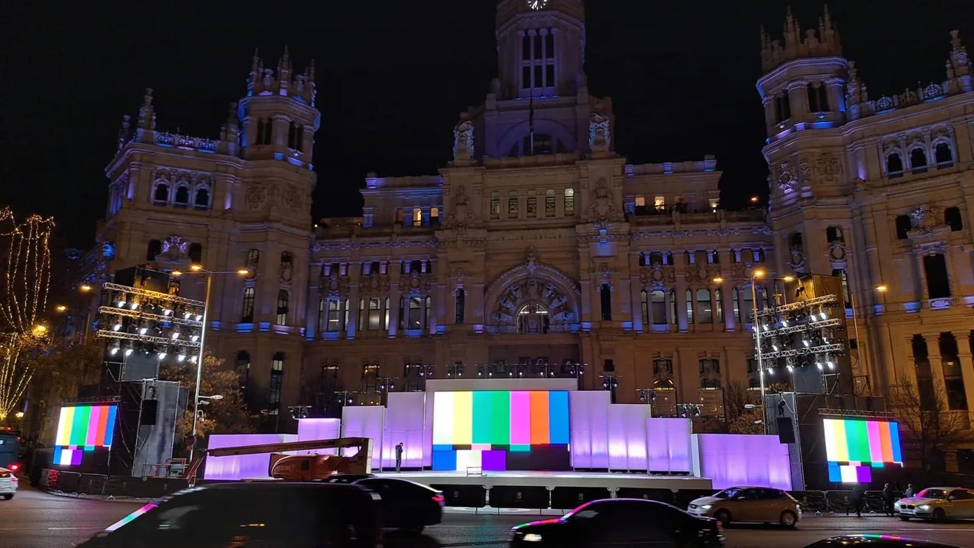 Montaje de pantallas LED exteriores en un escenario frente al Palacio de Cibeles de Madrid