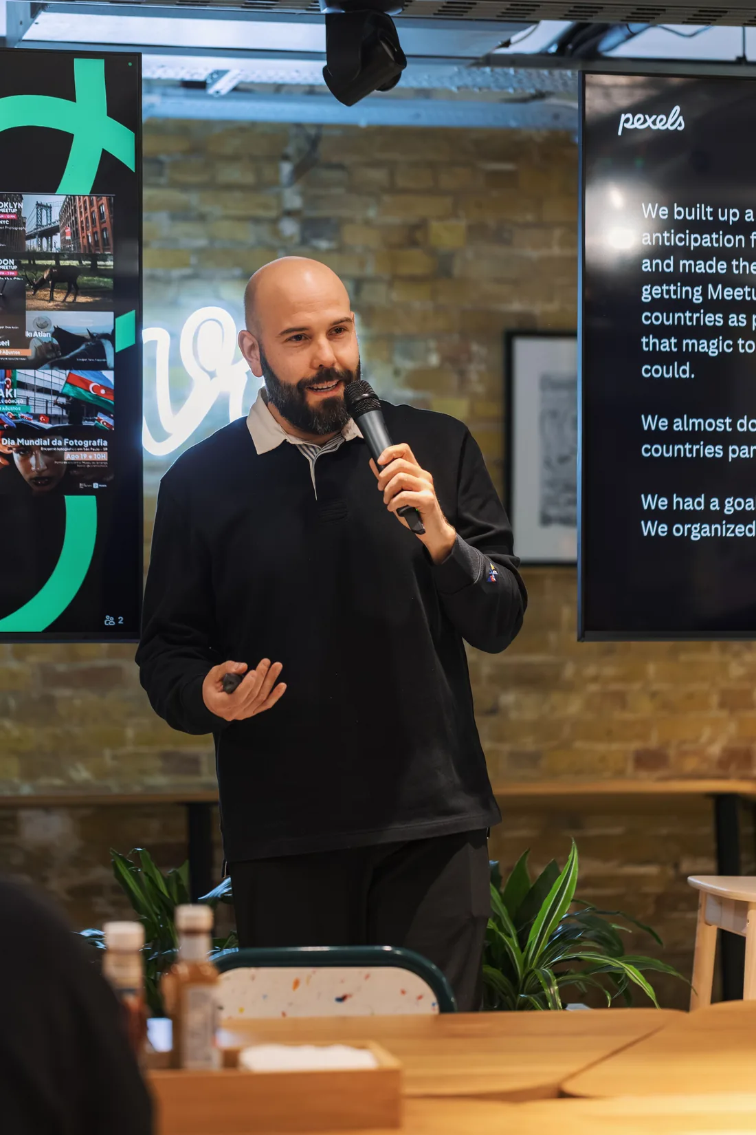 Ponente realizando una presentación entre pantallas digitales verticales