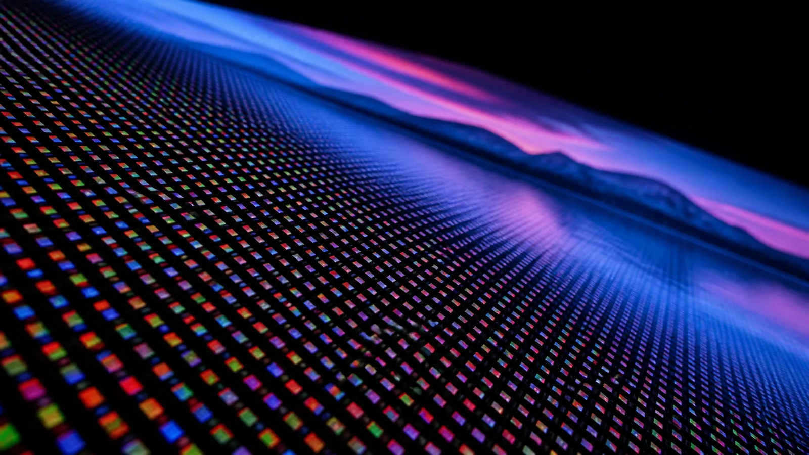 Detalle macro de la rejilla de píxeles RGB de una pantalla LED modular