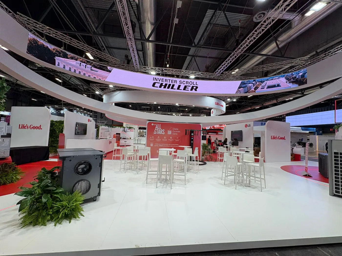 Pantalla LED curva suspendida sobre un stand profesional de feria