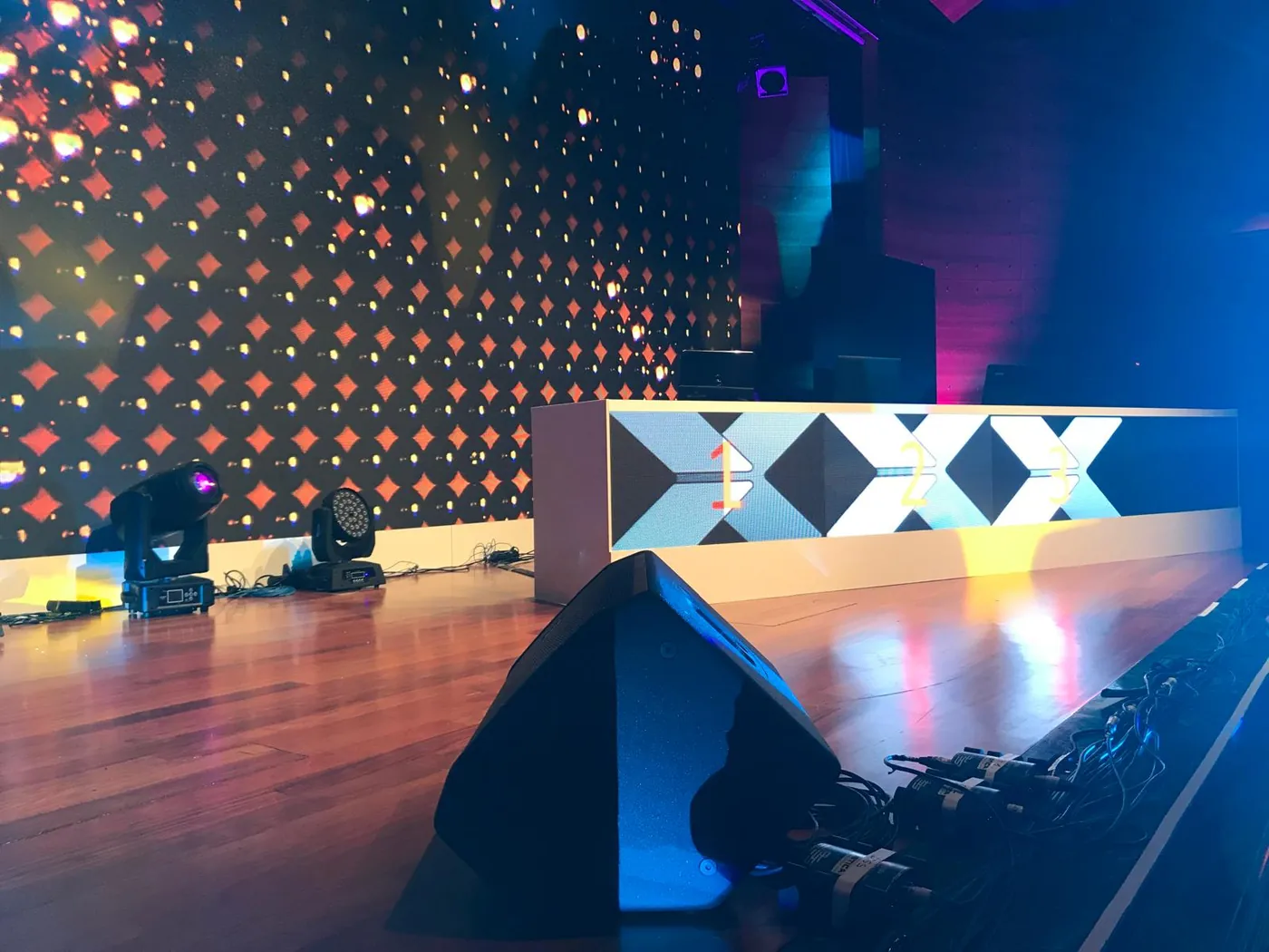 Pantalla LED para una presentación corporativa Pantalla LED integrada en un escenario corporativo con público cercano