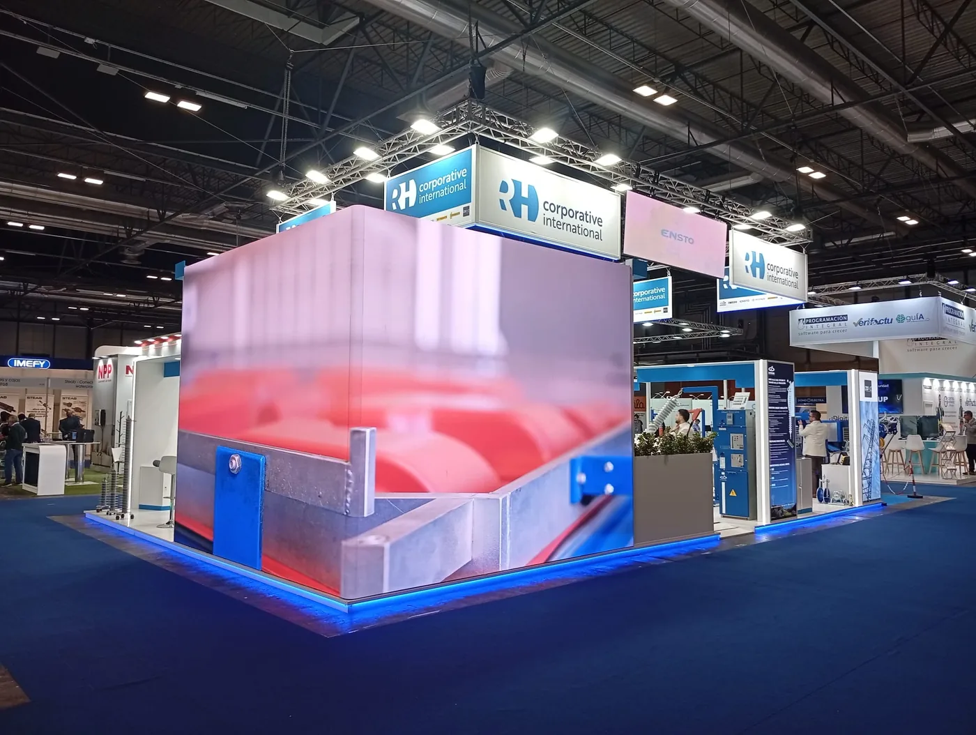 Pantalla LED gigante instalada en un stand de feria de gran formato