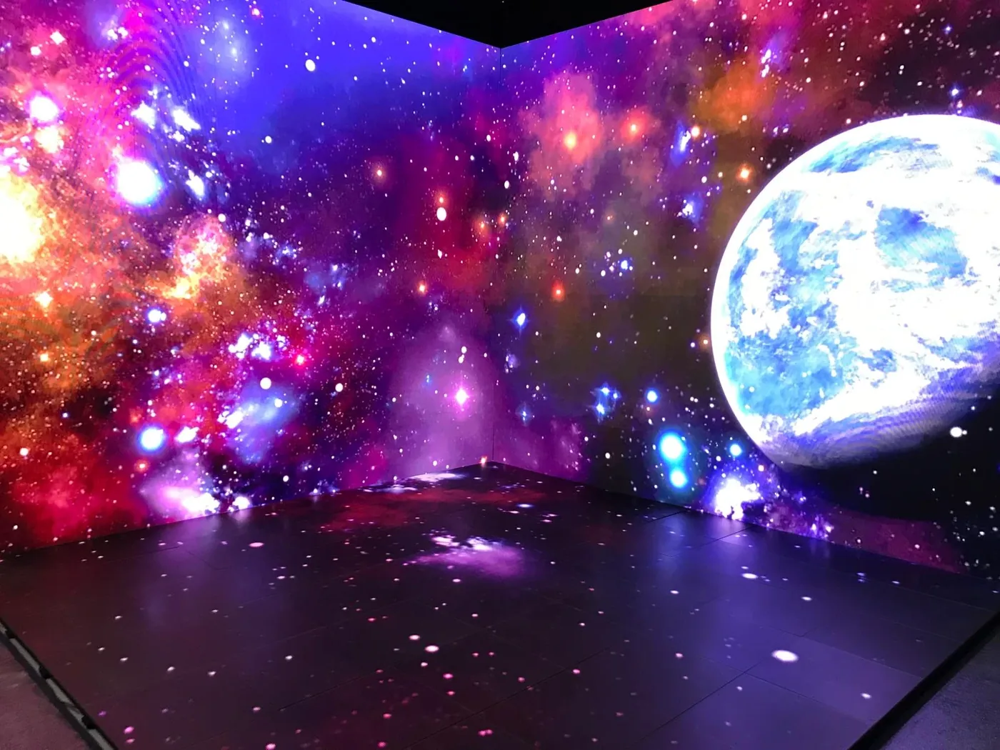Sala inmersiva con paredes de pantallas LED mostrando contenido espacial