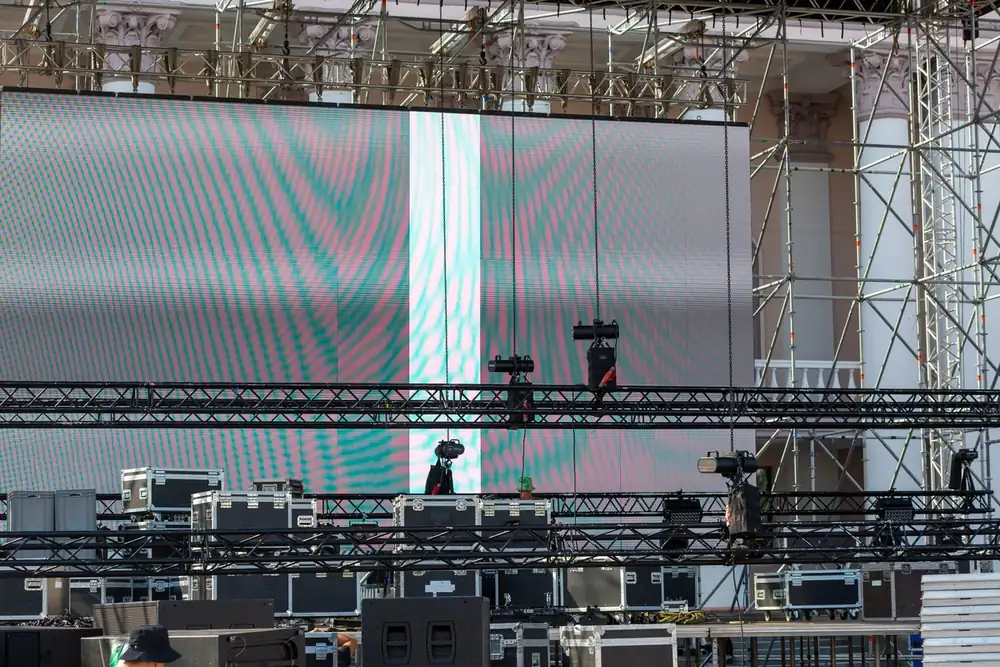 Preparación de pantalla, estructura y equipos Pantalla LED exterior con estructura, iluminación y equipos preparados para el montaje