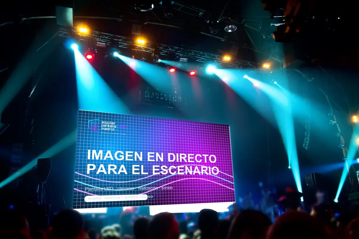 Pantalla LED de escenario con iluminación y visuales para un concierto