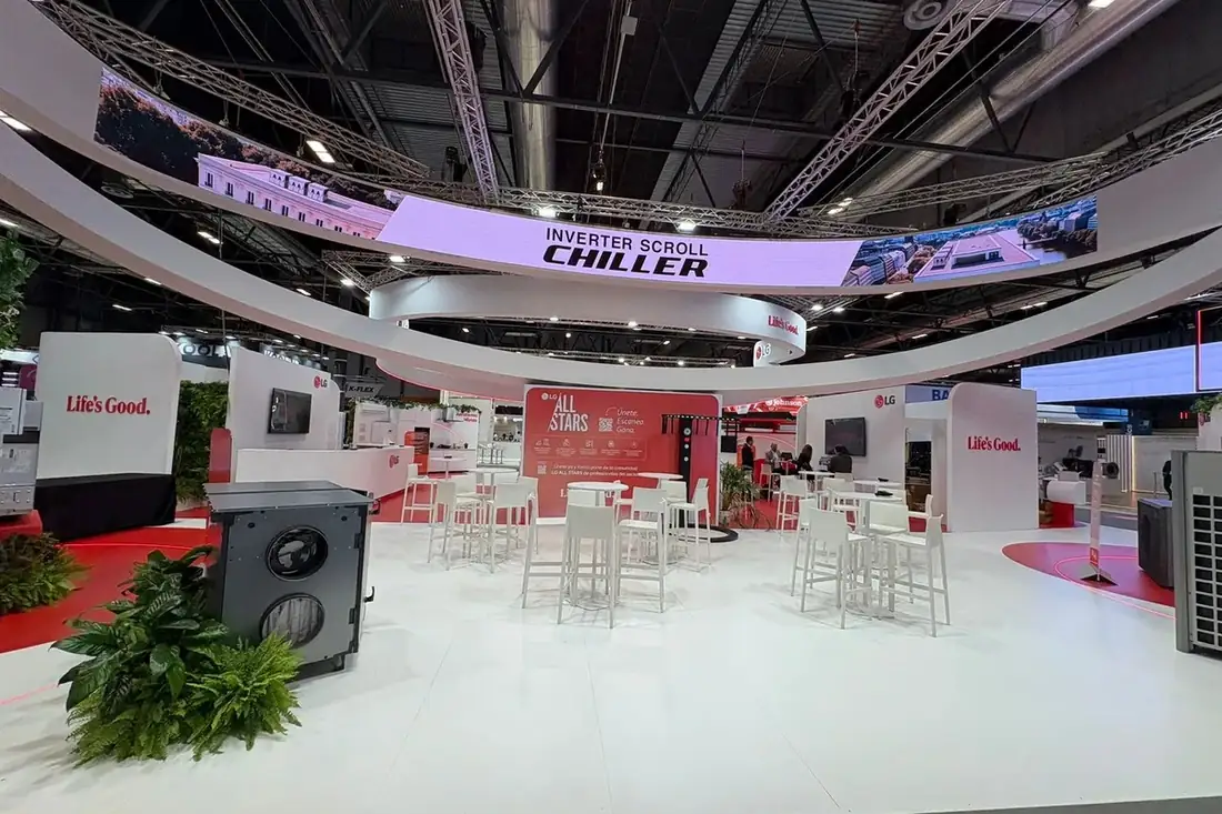 Pantalla LED curva suspendida sobre un stand de feria profesional